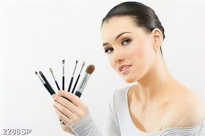 Tranh spa người đẹp cầm cọ trang điểm