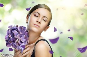 Tranh spa cô gái cầm bông hoa cẩm tú cầu tím
