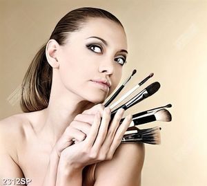 Tranh spa cô gái và những chiếc cọ trang điểm