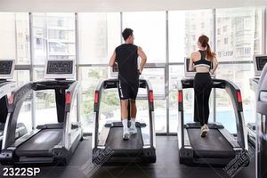 Tranh chàng trai và cô gái chạy bộ trong trung tâm