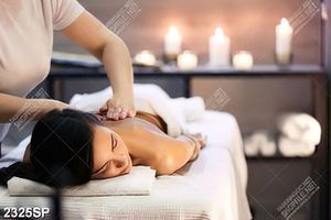 Tranh spa cô gái nằm mát xa thư giãn