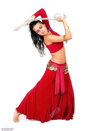 Tranh spa cô gái mặc váy đỏ khoe vòng hai