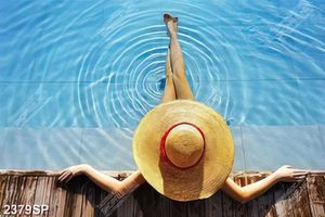 Tranh spa cô gái ngồi nghịch nước bên hồ bơi
