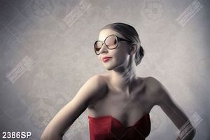 Tranh spa cô nàng xinh đẹp với chiếc váy đỏ cúp ngực