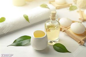 Tranh khăn trắng và tinh dầu thơm treo tường spa