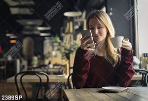 Tranh spa cô gái trẻ ngồi uống cafe