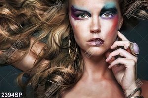 Tranh spa cô gái với gương mặt make up ấn tượng