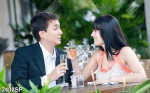 Tranh spa đôi trai gái vui vẻ uống rượu sâm phanh