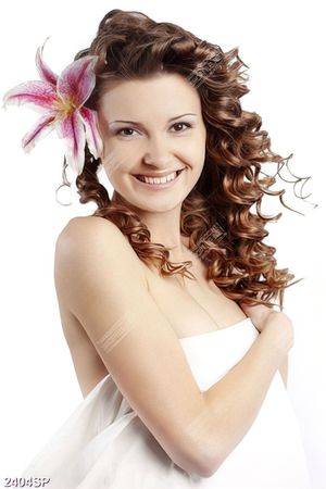 Tranh spa cô nàng dễ thương với bông hoa cài tóc