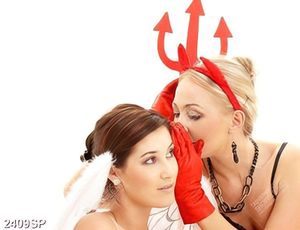 Tranh hai cô gái thì thẩm bên tai in uv treo spa