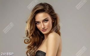 Tranh spa cô gái khoe vai trần gợi cảm