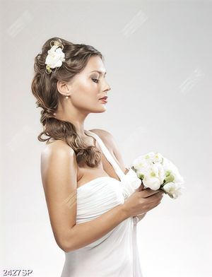 Tranh spa cô gái xinh đẹp cầm bó hoa trắng