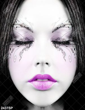 Tranh spa gương mặt make up ấn tượng