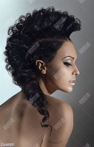 Tranh spa cô gái với mái tóc đen ấn tượng
