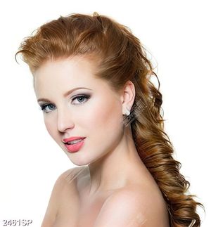 Tranh spa cô gái tóc dài xinh đẹp