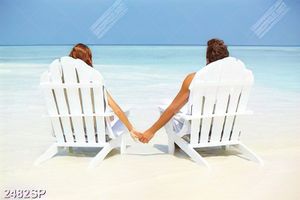Tranh treo spa cặp đôi nắm tay nhìn ngắm biển