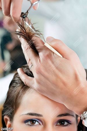 Tranh cô gái làm tóc trong salon in uv