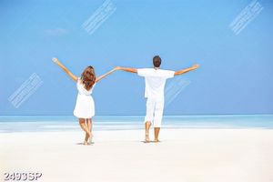 Tranh cặp đôi nắm tay trên bãi biển