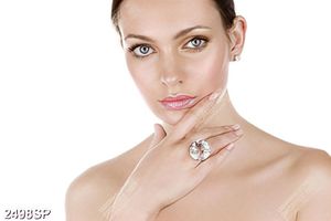 Tranh cô gái với gương mặt đẹp không tì vết treo tường spa