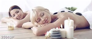 Tranh treo spa hai cô gái nằm massage chườm đá nóng