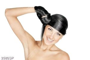 Tranh treo spa cô gái với mái tóc đen óng ả