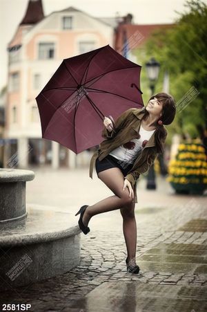 Tranh cô gái trẻ đứng che dù dưới phố