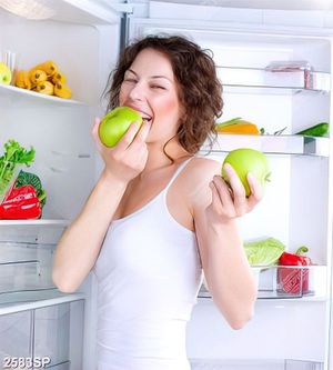 Tranh spa cô gái vui vẻ ăn táo xanh