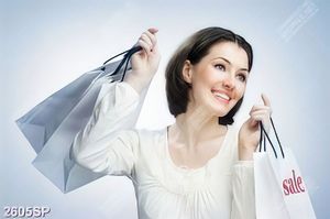 Tranh spa cô gái cầm túi hàng sale