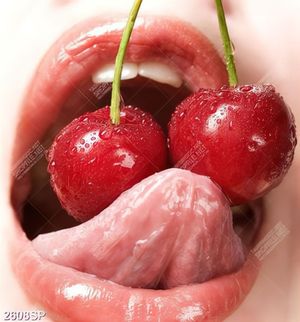 Tranh spa đôi môi cắn cherry đỏ ngọt ngào