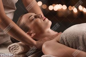 Tranh cô gái nằm mátxa thư giãn treo tường spa