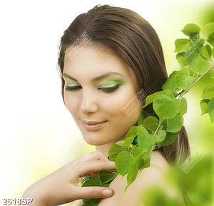 Tranh spa cô gái bên cành cây xanh