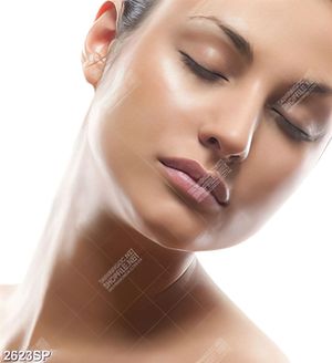 Tranh gương mặt thanh tú của cô gái trẻ treo spa
