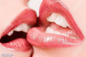 Tranh treo spa hai đôi môi đỏ mọng
