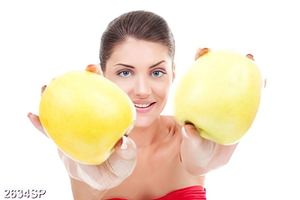 Tranh spa cô gái cầm hai trái táo