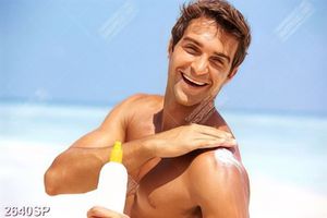 Tranh spa người đàn đông thoa kem chống nắng