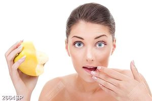Tranh spa người đẹp ăn táo