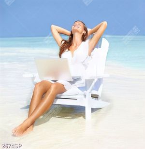 Tranh spa người đẹp ngồi đón nắng bên bãi biển