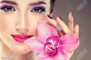 Tranh spa người đẹp cầm bông hoa lan tím file psd