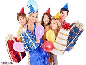 Tranh chàng trai và cô gái cầm hộp quà trên tay