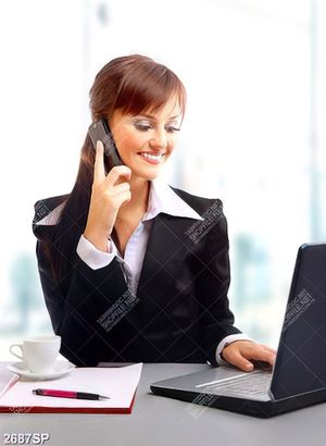 Tranh cô gái vui vẻ làm việc