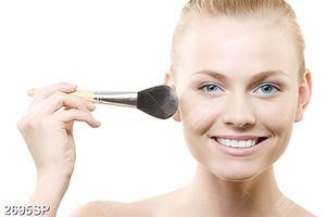 Tranh người đẹp tán cọ phấn lên mặt treo spa
