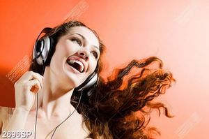 Tranh cô gái nghe nhạc cười rạng rỡ