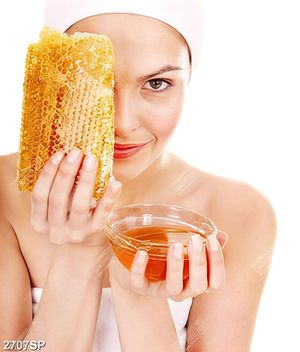 Tranh cô gái cầm tổ mật ong nguyên chất