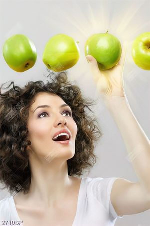 Tranh nghệ thuật cô gái với những trái táo xanh treo spa