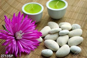 Tranh spa ly nến thơm và sỏi trắng