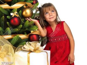 Tranh spa cô bé nhỏ bên cây thông noel
