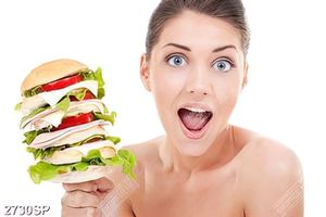 Tranh spa cô gái cầm bánh mỳ hamburger