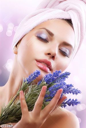 Tranh file psd người đẹp bên bó hoa oải hương