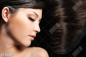 Tranh spa cô gái nhắm mắt bên mái tóc dài