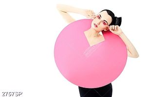 Tranh cô gái tạo dáng nghệ thuật treo spa